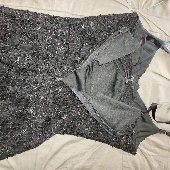 Dresses - Picture 5 of 6